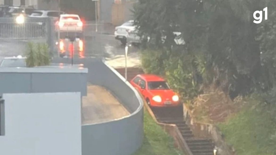foto:-carro-vai-parar-em-escadaria-apos-motorista-se-perder-durante-temporal-em-erechim
