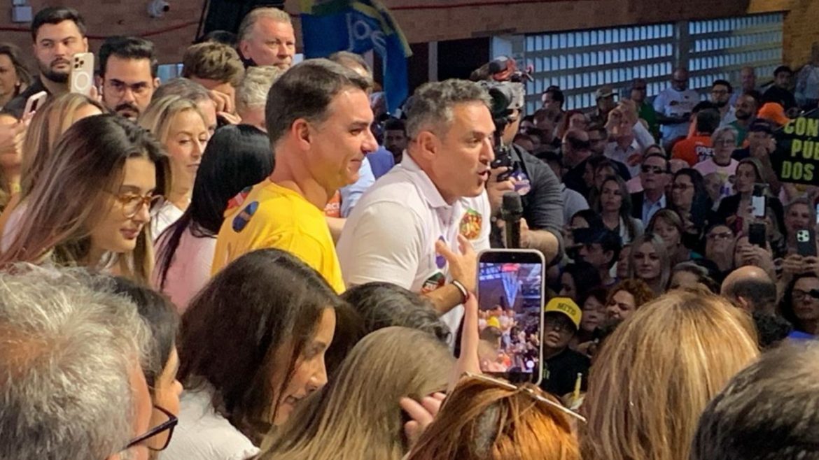 com-flavio-bolsonaro,-pl-lanca-oficialmente-luciano-zucco-como-pre-candidato-a-governador-do-rs