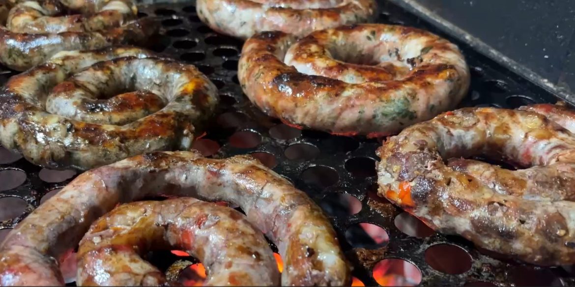 conheca-os-40-sabores-da-linguica-campeira,-tradicao-gastronomica-de-alegrete-que-pode-ser-feita-com-figo,-bacon-e-ate-camarao