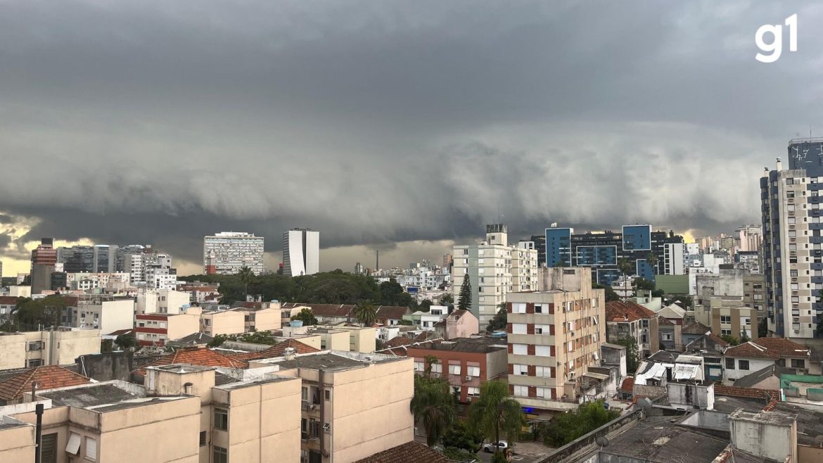 nuvem-gigante-se-aproxima-de-porto-alegre,-que-tem-alerta-de-tempestade;-foto