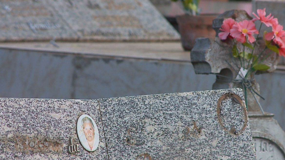 pecas-de-bronze-e-fotos-de-mortos-sao-furtadas-de-tumulos-em-cemiterio-centenario-no-rs