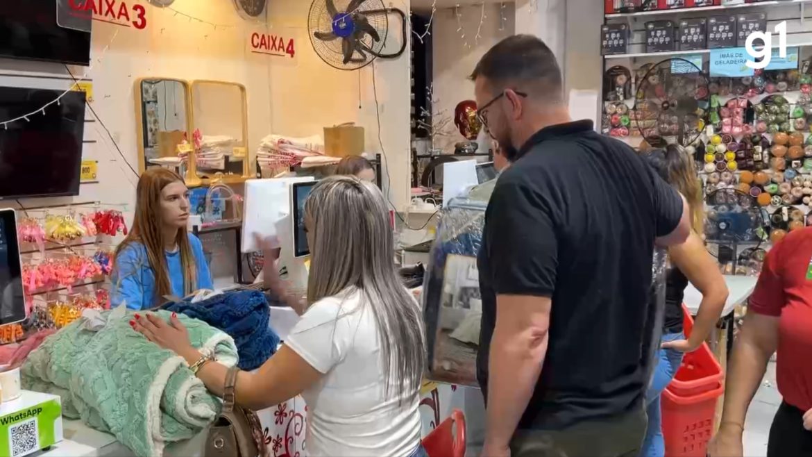 ‘metade-do-preco’:-queda-no-dolar-atrai-turistas-para-compras-na-fronteira-do-rs-com-uruguai