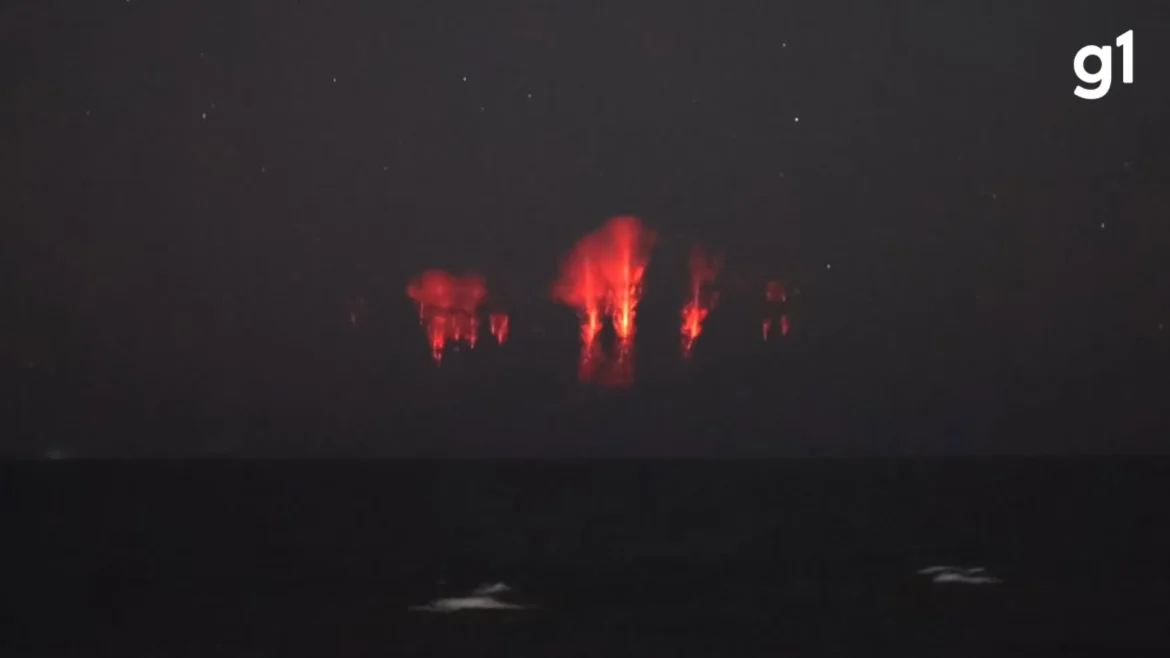 entenda-o-que-sao-os-flashes-vermelhos-que-iluminaram-o-ceu-do-litoral-do-rs-(e-veja-fotos-do-fenomeno)