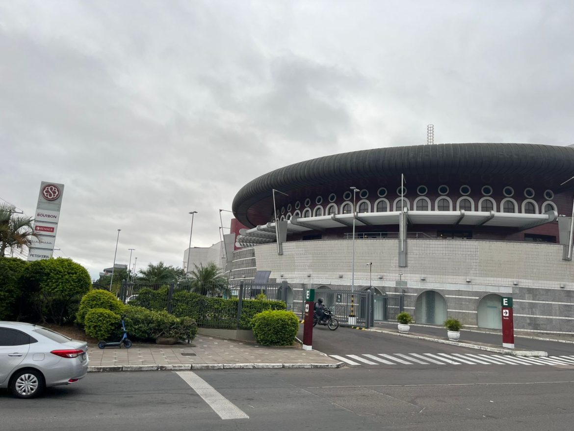 criminosos-assaltam-joalheria-em-shopping-de-porto-alegre-e-levam-pecas-de-ouro,-diz-policia