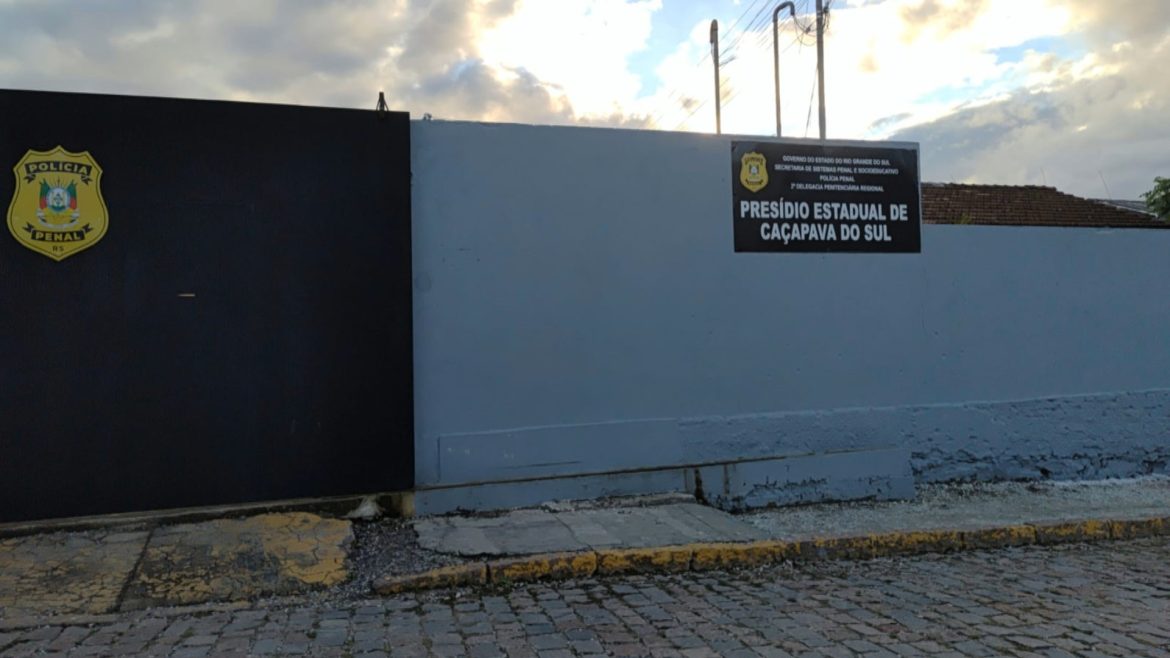 quatro-presos-fogem-de-presidio-no-rs-apos-arrancarem-grades-da-cela-e-fugirem-a-pe,-diz-policia;-um-se-entregou