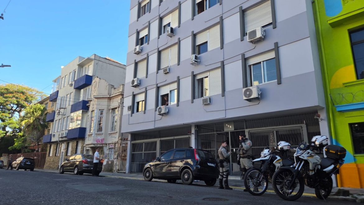 homens-armados-invadem-predio-e-fazem-quatro-refens-em-assalto-em-bairro-boemio-de-porto-alegre