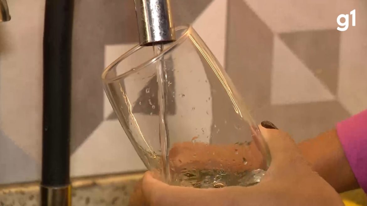 ‘insuportavel’:-moradores-reclamam-do-gosto-e-do-cheiro-da-agua;-problema-e-registrado-em-pelo-menos-10-cidades-da-grande-porto-alegre