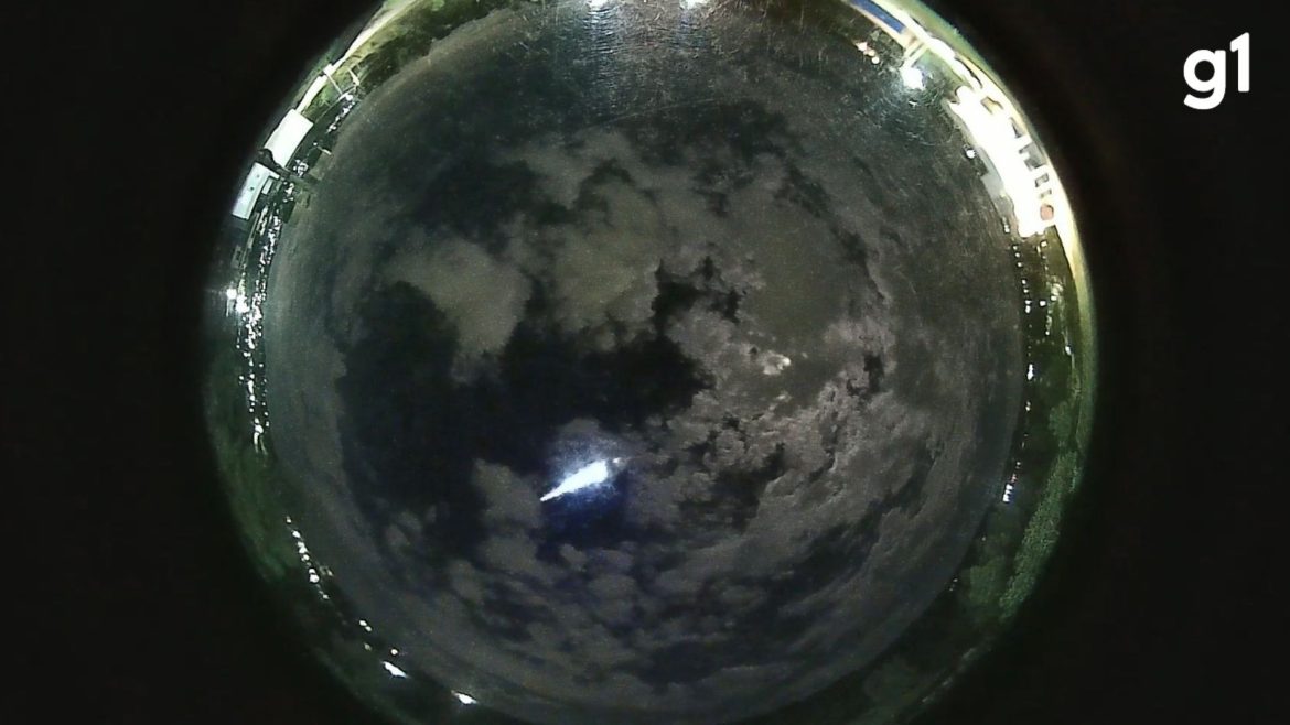 video-em-360-graus-mostra-momento-em-que-meteoro-de-alta-magnitude-cruza-o-ceu-de-porto-alegre