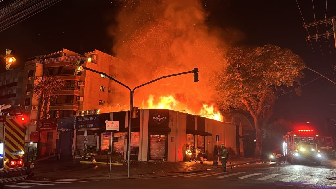 incendio-de-grandes-proporcoes-atinge-padaria-na-zona-leste-de-porto-alegre