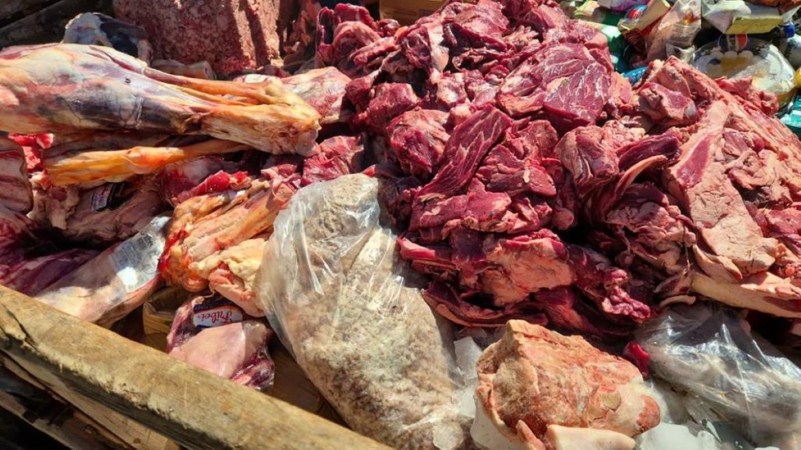 alimentos-vencidos,-sem-procedencia-e-fora-da-temperatura:-fiscalizacao-descarta-2,5-toneladas-em-mercados-no-interior-do-rs