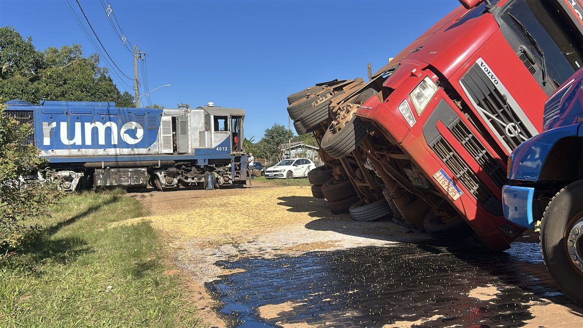 carreta-e-atingida-por-locomotiva-em-linha-ferrea-no-interior-do-rs