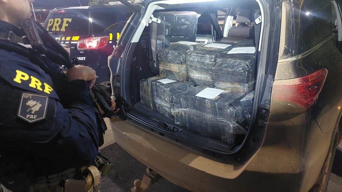 motorista-e-preso-na-br-116-com-quase-400-kg-de-droga-em-carro-furtado-e-com-placas-clonadas