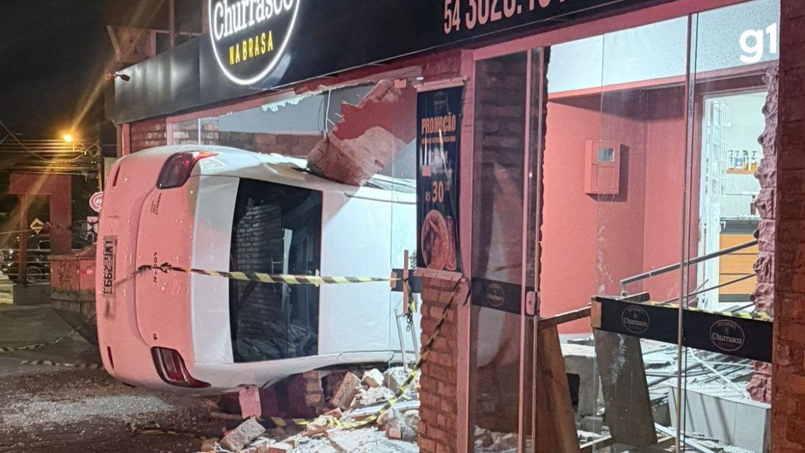 motorista-embriagado-perde-controle-de-carro-e-invade-churrascaria-na-serra-gaucha