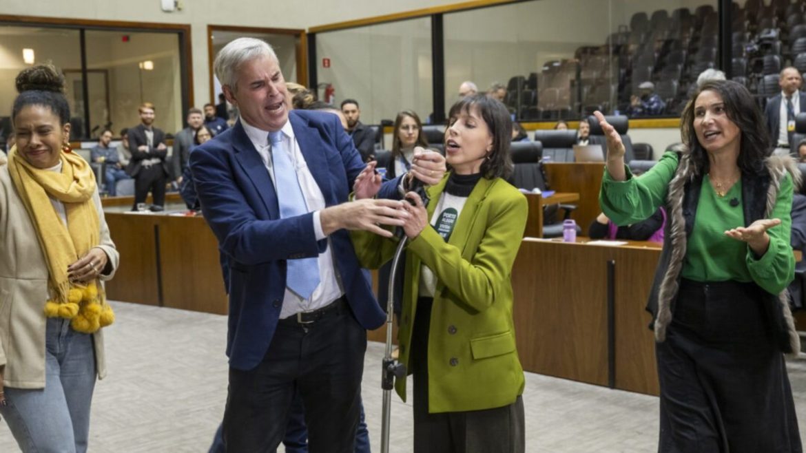 pt-pede-cassacao-do-vereador-que-arrancou-microfone-de-vereadora-ao-citar-audios-de-flavio-bolsonaro-para-vorcaro-no-rs