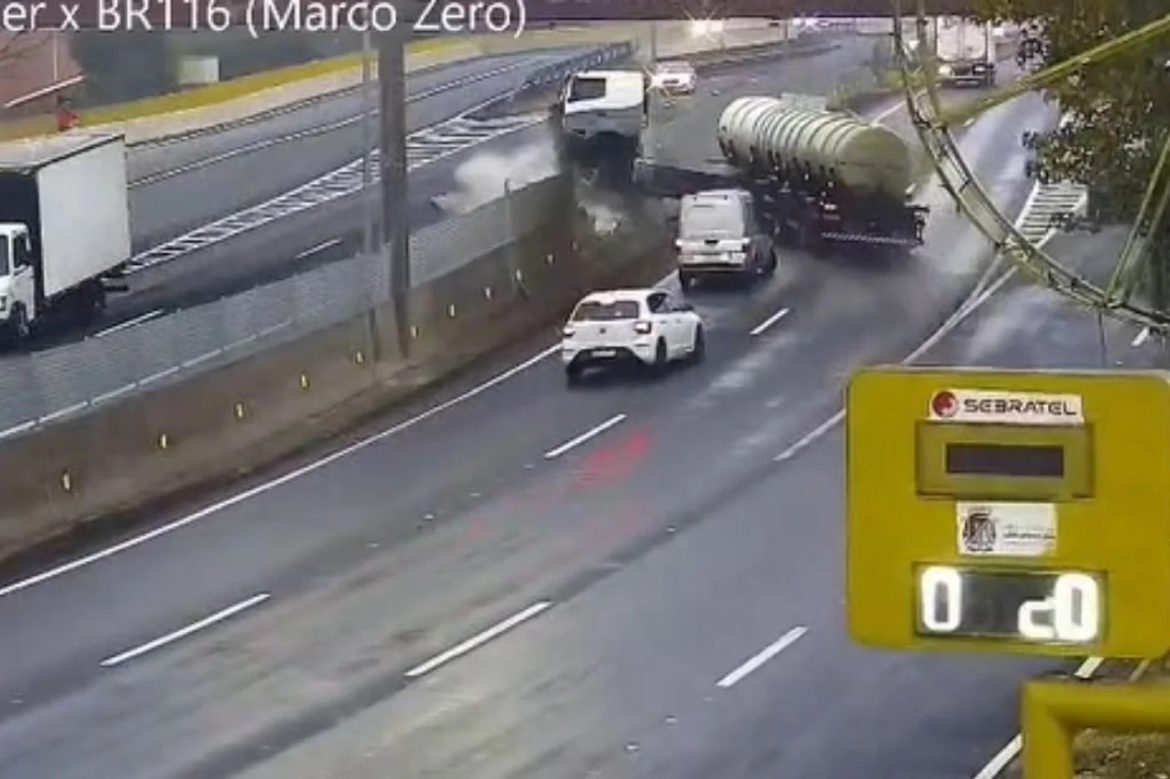 video:-motorista-perde-controle-de-caminhao-tanque,-bate-em-mureta-e-invade-pista-contraria-na-br-116,-no-rs