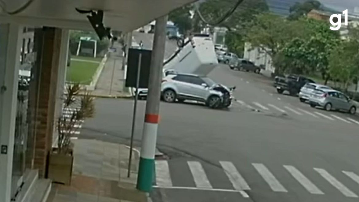 video:-acidente-com-tres-carros-e-uma-van-deixa-feridos-no-interior-do-rs