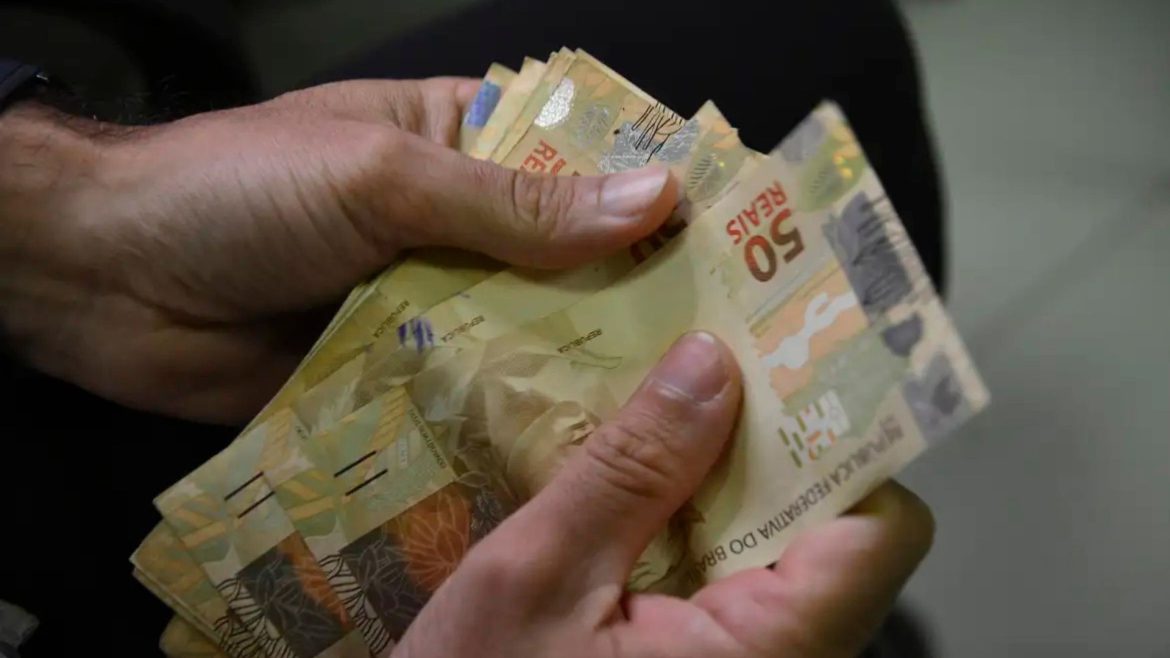 aumento-do-salario-minimo-do-rs-sera-votado-nesta-terca-feira;-veja-valores-por-faixas-de-categoria