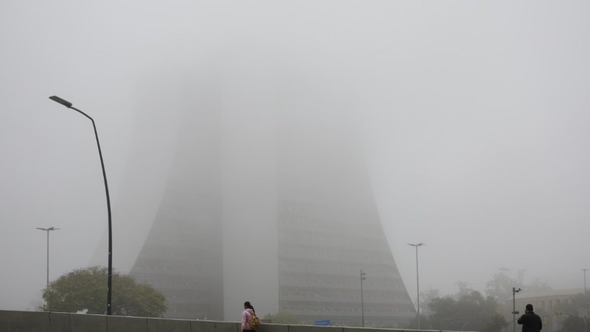 foto:-ponto-turistico-de-porto-alegre,-‘predio-do-skate’-amanhece-encoberto-por-neblina