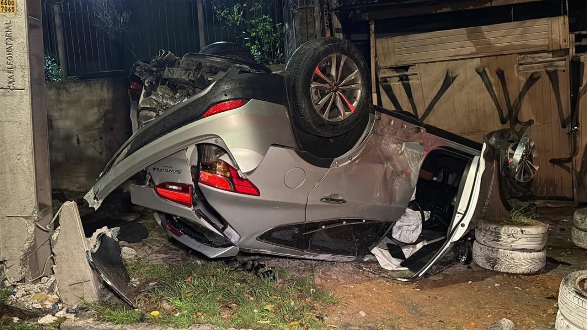 carro-bate-em-poste,-atinge-portao-e-capota-em-porto-alegre;-motorista-tentou-fugir,-mas-foi-detido
