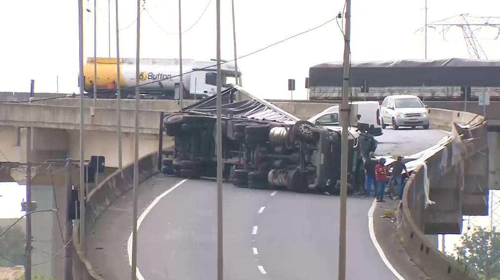 video:-caminhao-tomba-e-bloqueia-parcialmente-acesso-a-porto-alegre