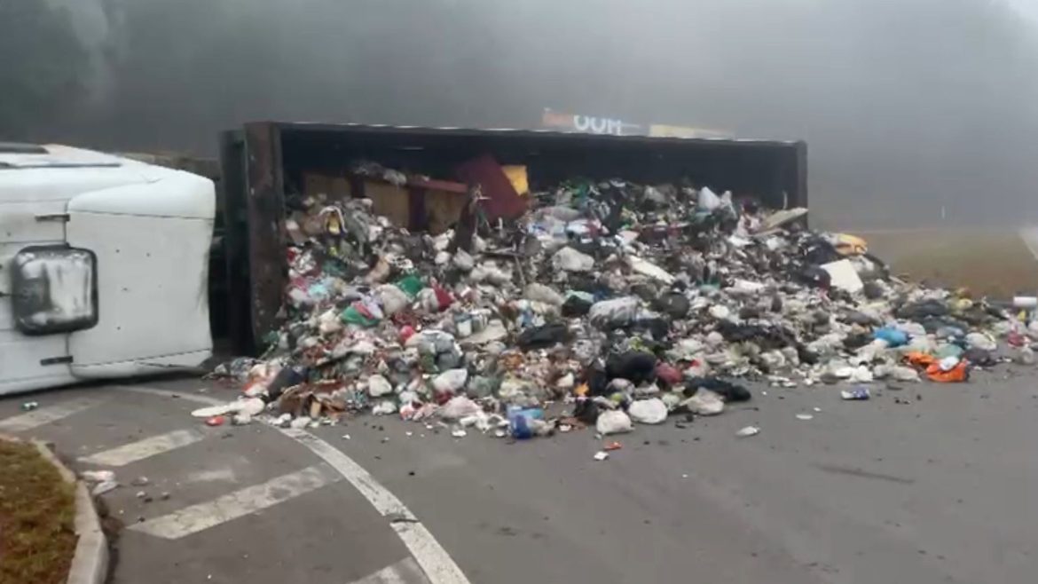 caminhao-de-lixo-tomba-e-deixa-residuos-espalhados-em-rodovia-no-rs