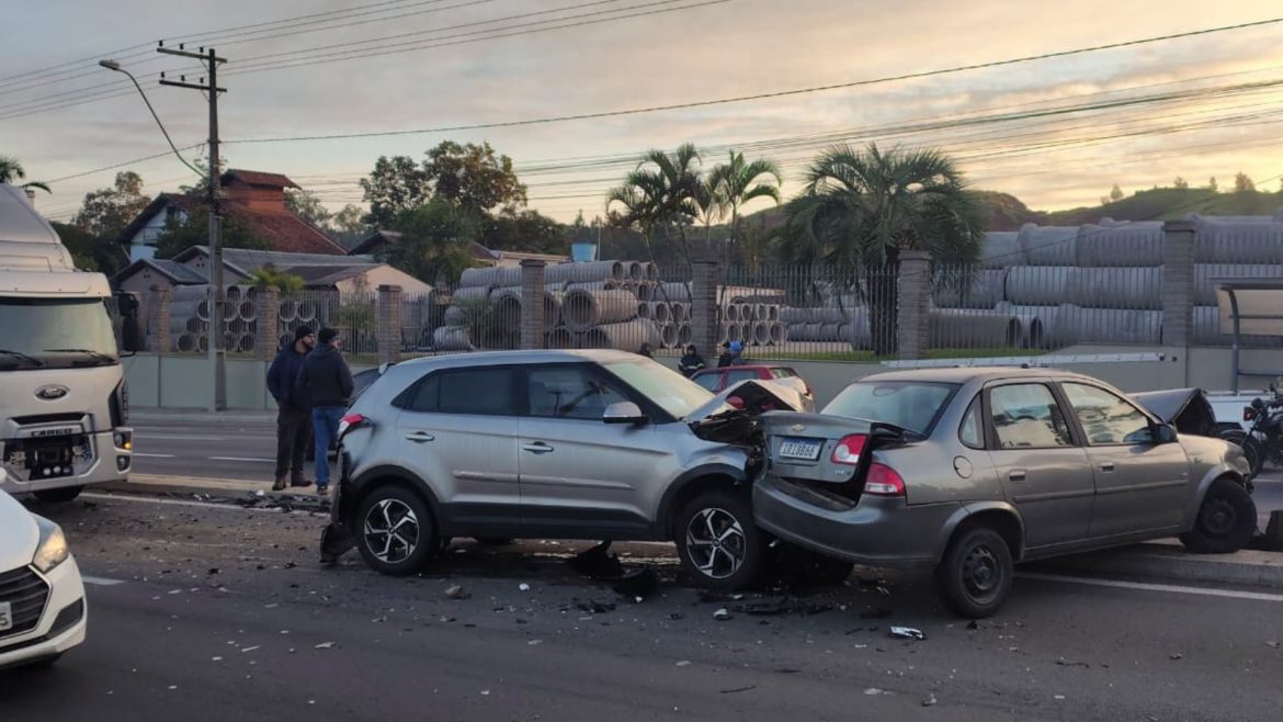 acidente-entre-caminhao-e-7-carros-bloqueia-ers-240-em-sao-leopoldo