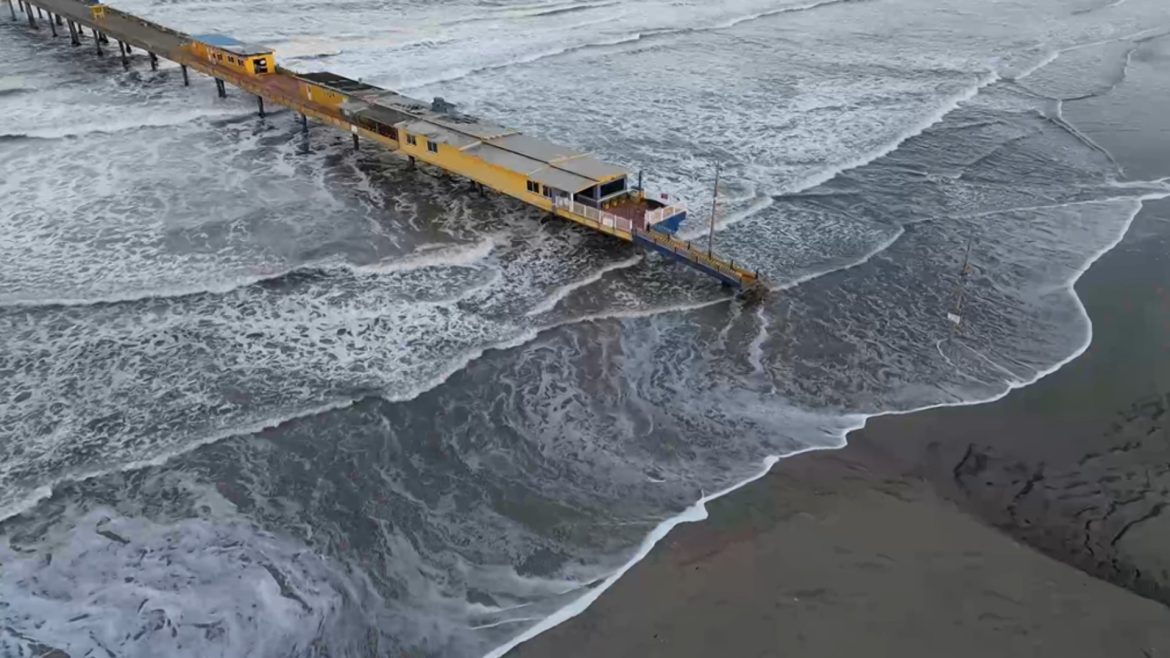 mar-avanca,-derruba-muro,-invade-ruas-e-destroi-passarelas-no-litoral-do-rs