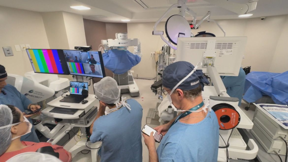 medico-brasileiro-na-china-opera-paciente-em-porto-alegre,-a-mais-de-19-mil-km-de-distancia,-com-robo