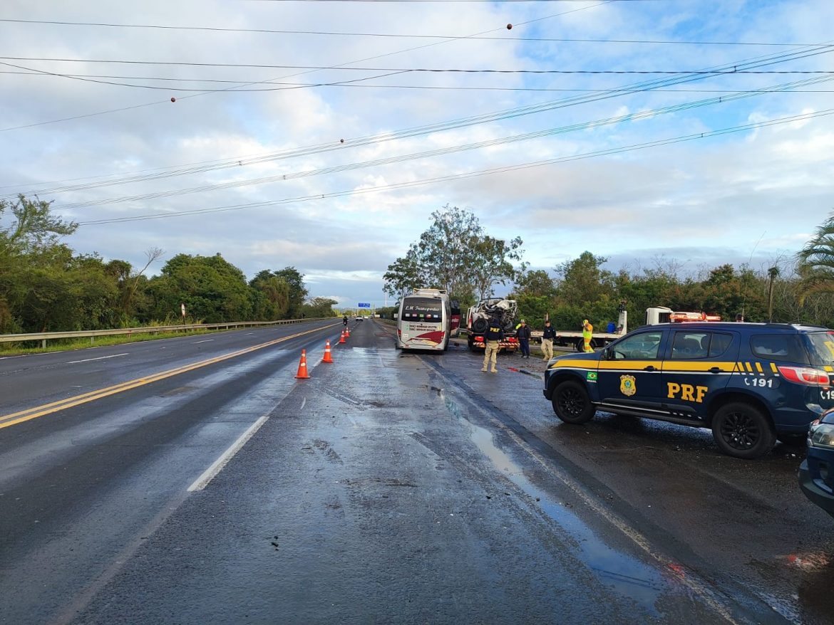 motorista-morre-em-acidente-entre-caminhonete-e-onibus-na-br-386,-no-rs;-duas-pessoas-ficam-feridas