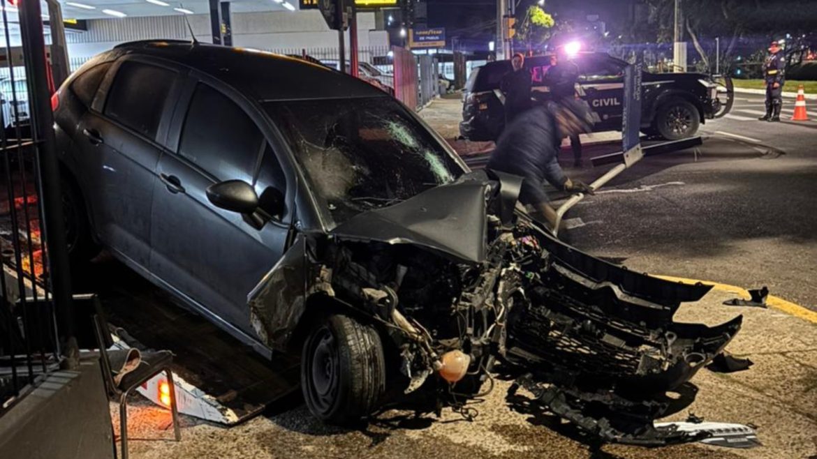 policial-militar-morre-apos-perder-controle-de-veiculo-e-bater-em-poste-em-porto-alegre