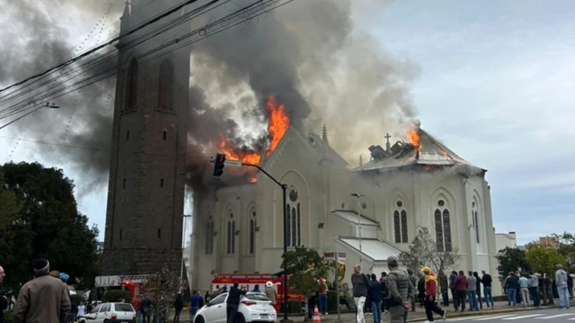 incendio-atinge-igreja-matriz-de-flores-da-cunha,-na-serra-gaucha