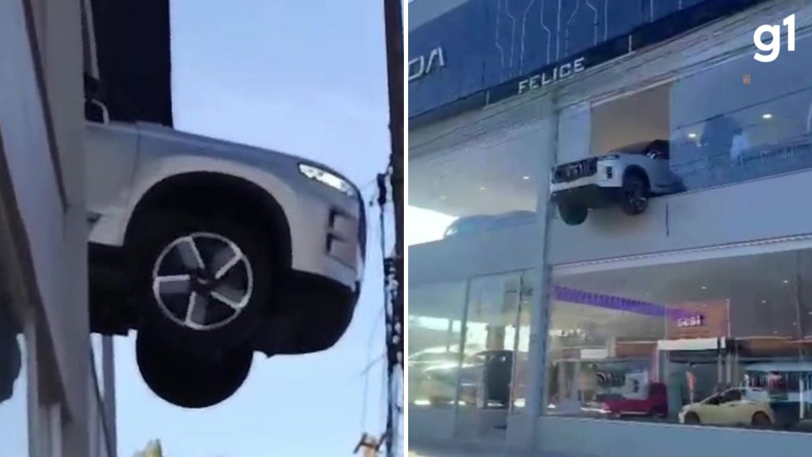 video:-carro-fica-pendurado-em-2o-andar-de-concessionaria-apos-manobra-de-funcionario-em-porto-alegre