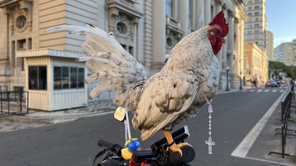 galo-garnise-participa-de-procissao-de-corpus-christi-com-terco-no-pescoco-em-cima-de-bicicleta-no-rs