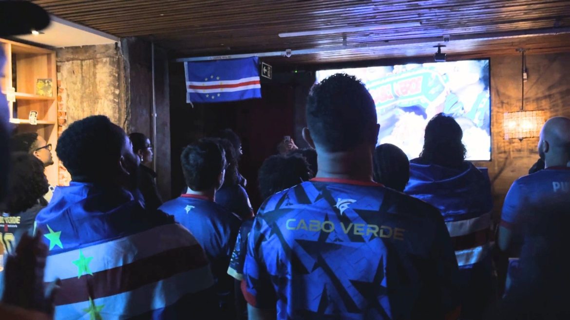 com-pratos-e-dancas-tipicas,-torcedores-de-cabo-verde-comemoram-1o-gol-do-pais-na-copa-em-bar-do-rs:-‘sempre-torcemos-para-brasil-ou-algum-africano’