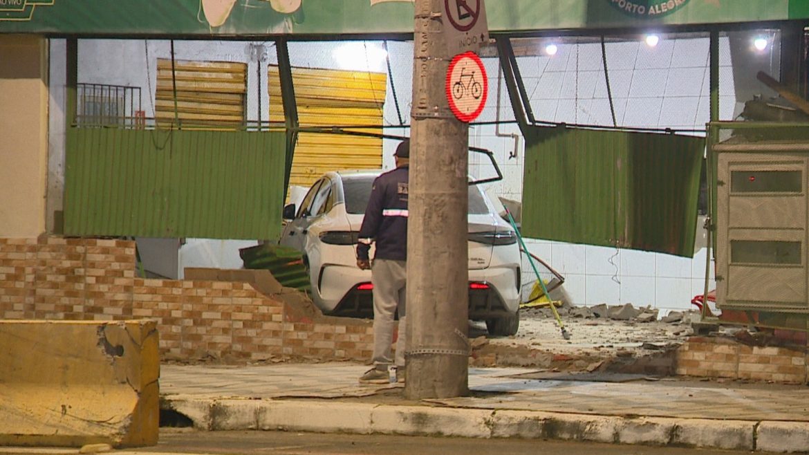 motorista-perde-controle-de-carro-eletrico-e-invade-restaurante-em-porto-alegre