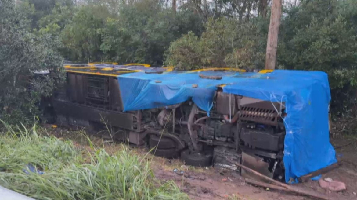 onibus-que-tombou-na-br-290-segue-no-local-do-acidente;-uma-mulher-morreu-e-11-pessoas-ficaram-feridas