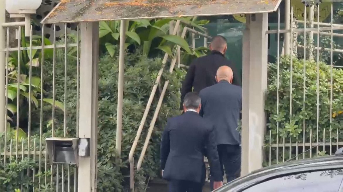 homem-que-reagiu-a-assalto-a-revenda-de-carros-se-apresenta-a-policia-e-diz-ter-agido-em-legitima-defesa-em-porto-alegre;-1-morreu-e-2-ficaram-feridos