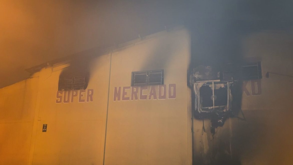 video:-incendio-atinge-supermercado-e-causa-nuvem-de-fumaca-em-gravatai