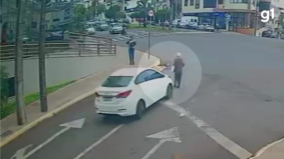 video:-mulher-de-90-anos-morre-atropelada-no-rs;-carro-estava-com-licenciamento-pendente-por-diversas-multas
