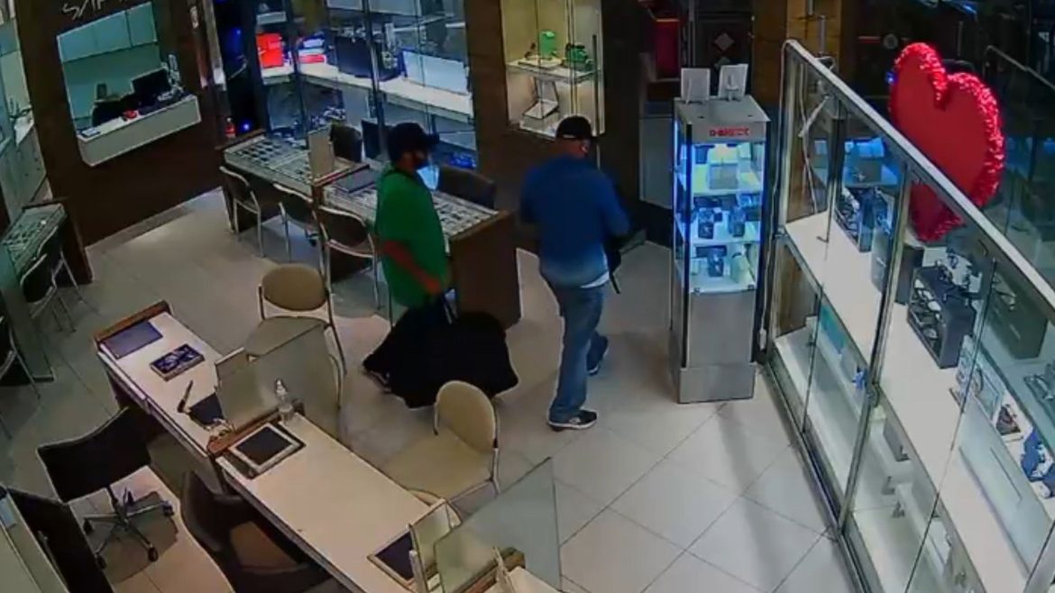 video-mostra-dupla-com-bone-e-barba-falsa-durante-assalto-a-joalheria-em-shopping-de-porto-alegre;-4-ja-foram-presos