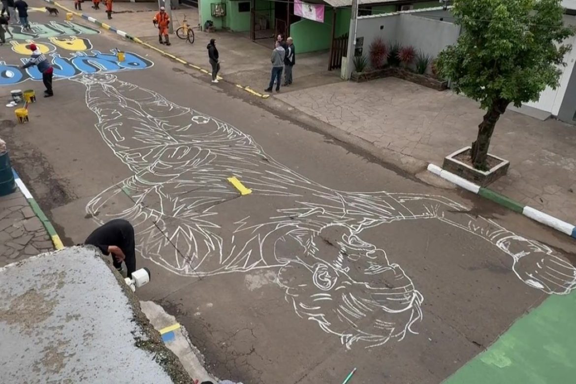 copa-do-mundo-2026:-cidade-natal-de-alisson-faz-pintura-gigante-em-homenagem-ao-goleiro-no-rs