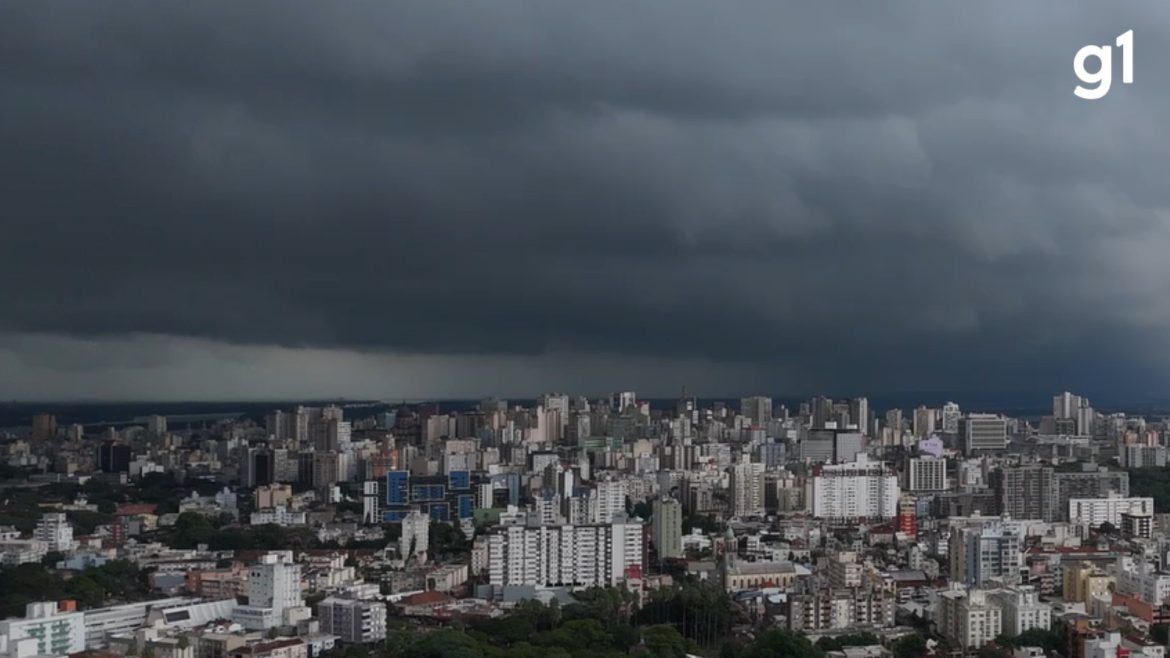 ciclone-extratropical-traz-chuva-e-ventos-fortes-ao-rs;-inmet-e-defesa-civil-de-porto-alegre-emitem-avisos-de-perigo