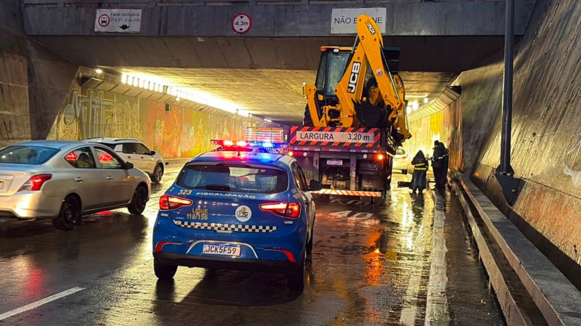 caminhao-que-carregava-retroescavadeiras-fica-preso-em-tunel-de-porto-alegre