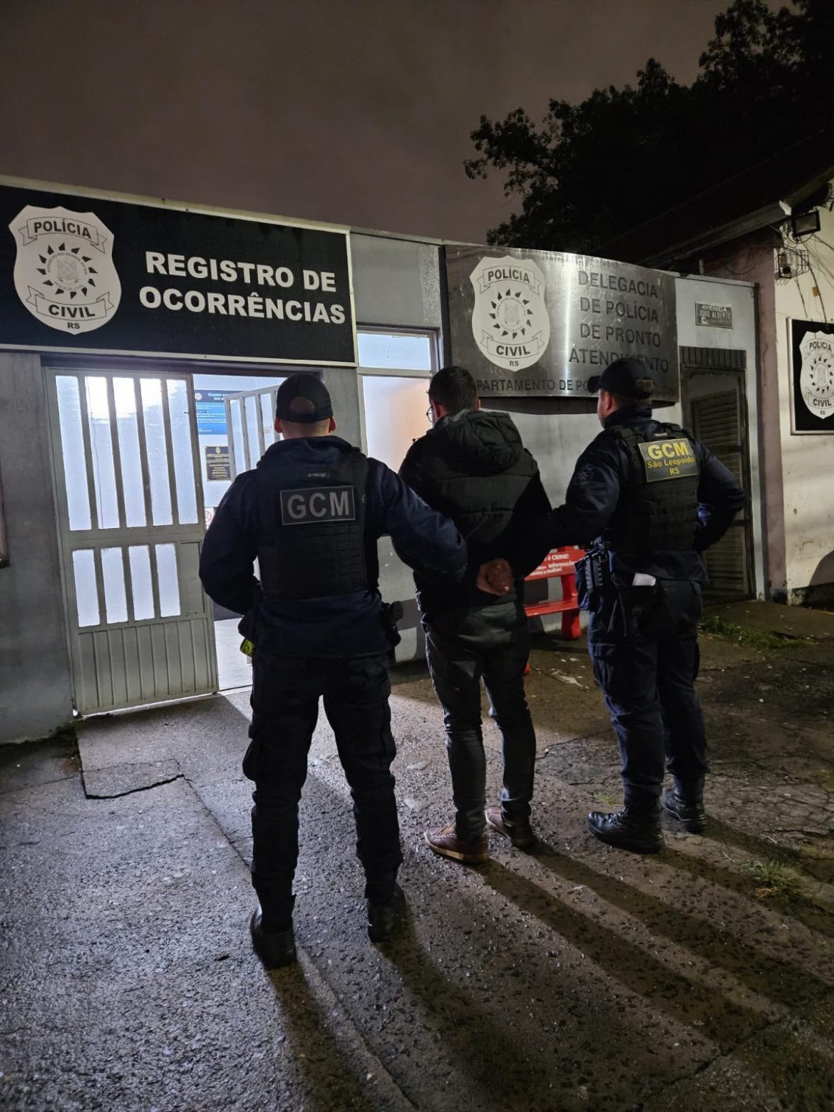 mulher-aperta-botao-em-aplicativo,-aciona-guarda-municipal-e-homem-e-preso-por-descumprir-medida-protetiva-no-rs