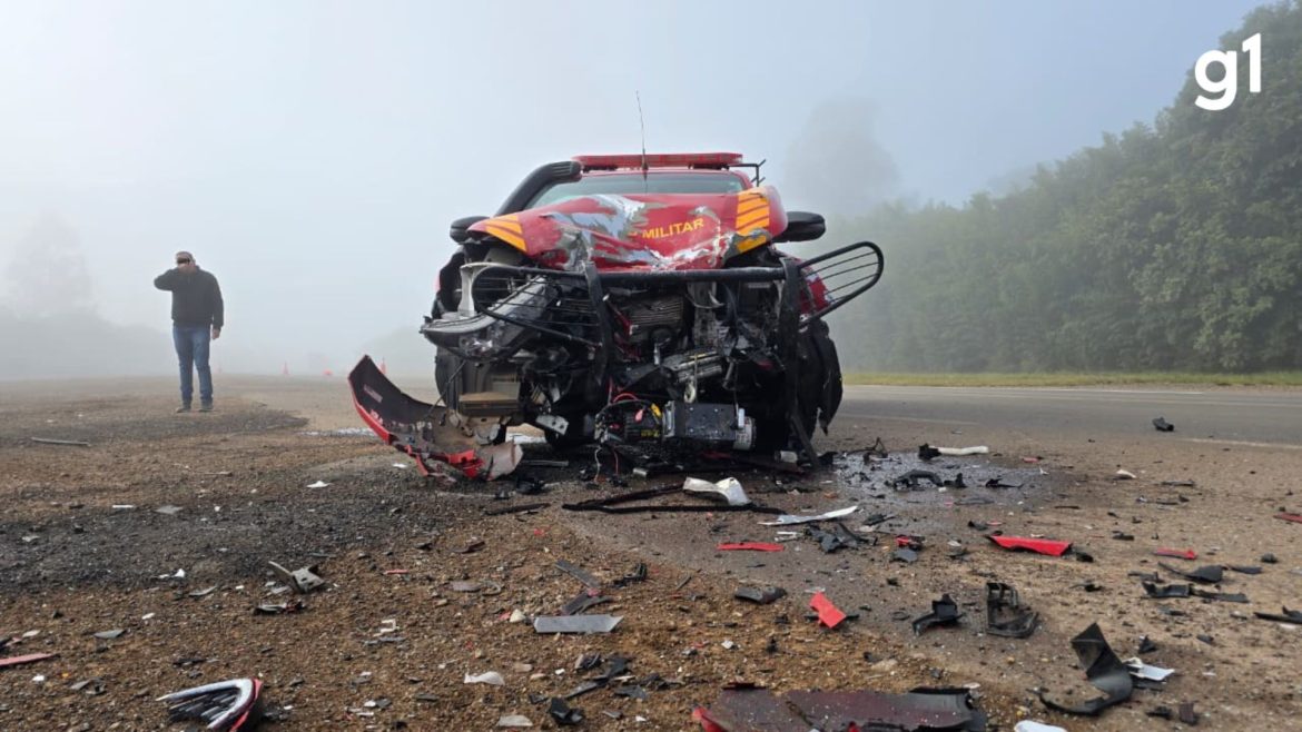 acidente-entre-viatura-dos-bombeiros-e-carro-deixa-dois-mortos-no-rs