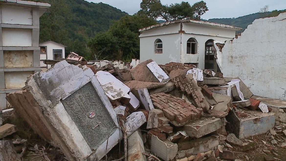 apos-2-anos,-cidade-que-perdeu-cemiterio-na-maior-enchente-do-rs-ganha-terreno-doado-por-aposentada-e-identifica-sepulturas