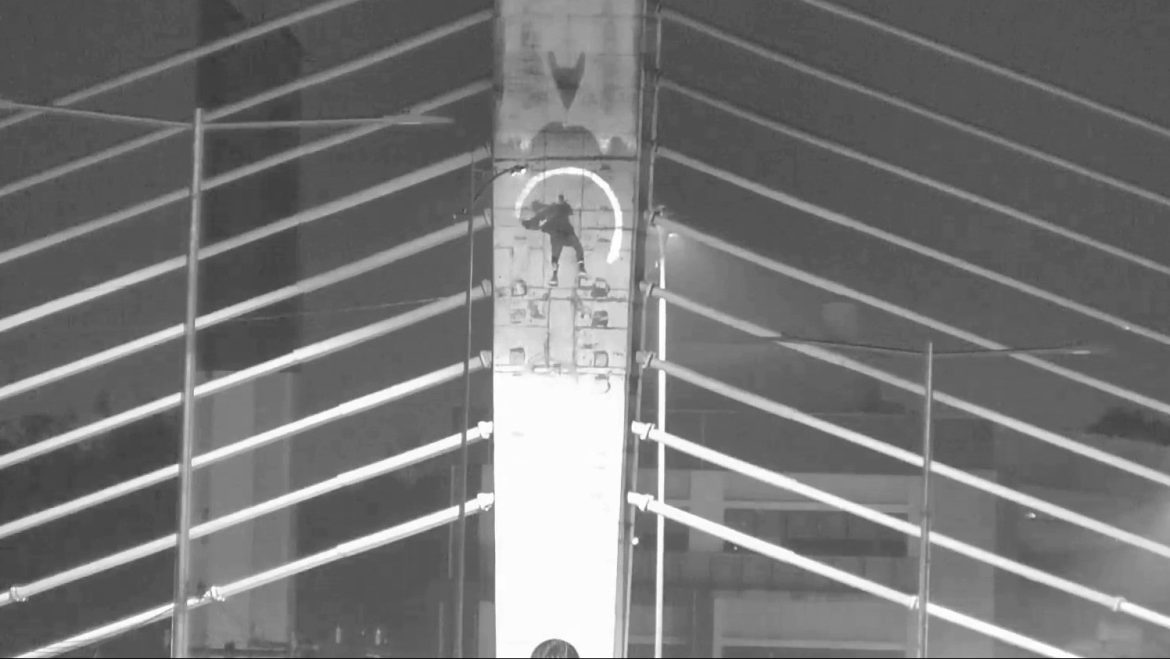 video:-dupla-e-presa-apos-ser-flagrada-pichando-viaduto-com-rapel-e-drone-na-regiao-metropolitana-de-porto-alegre