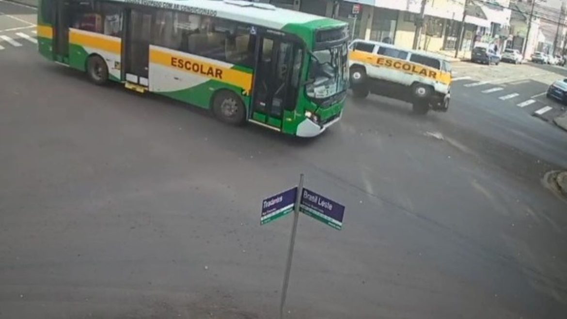 ‘estavam-gritando,-desesperadas,-pedindo-socorro’,-diz-homem-que-ajudou-a-retirar-criancas-de-van-apos-acidente-com-onibus-no-rs