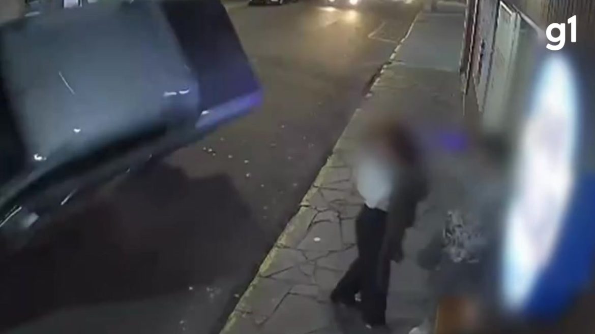 video:-caminhonete-capota-e-quase-atinge-grupo-de-jovens-em-calcada-no-rs