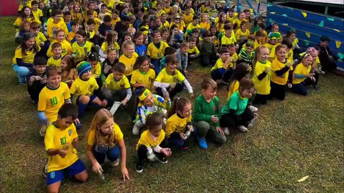 ‘quando-eu-vi-todos-ja-estavam-cantando’:-diretor-ensina-musica-a-alunos-e-video-de-torcida-para-o-brasil-na-copa-viraliza